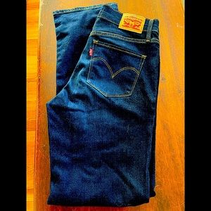 NWOT Levi Jeans, 314 Shaping Straight 28, W28 L30, Color Dark Blue